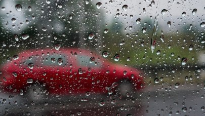 Powalone drzewa, zerwane dachy, odwołane loty. Nad Polską przeszły gwałtowne burze