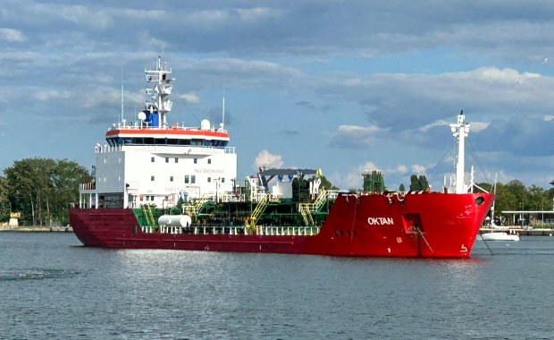 Poważna awaria tankowca w Świnoujściu. Rzucono kotwice 