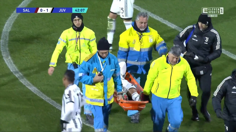 Poważna kontuzja w meczu Juventusu! Gracz zniesiony na noszach. WIDEO (Eleven Sports)