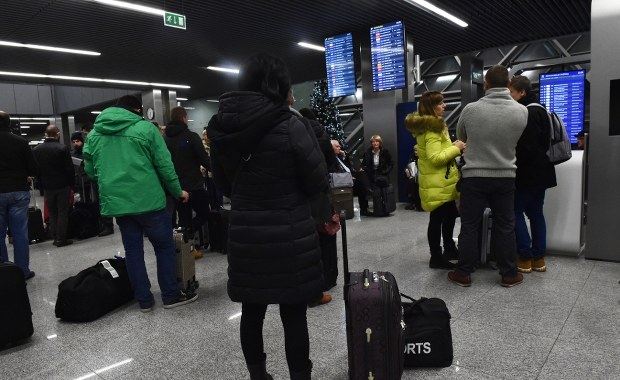 Poważne utrudnienia dla pasażerów. Wszystko przez mgłę