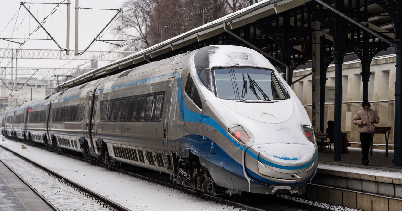 Poważne utrudnienia na kolei spowodowane mrozem /Jakub Steinborn / Polska Press /East News