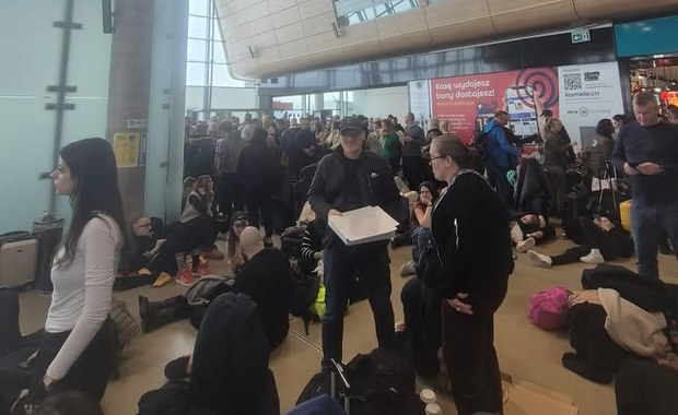 Poważne utrudnienia na lotnisku w Modlinie. Wielogodzinne opóźnienia