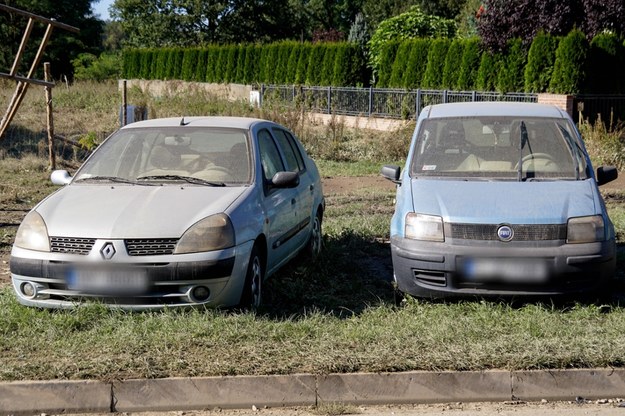 Poważnie uszkodzone samochody po powodzi w Nysie /Sławek Pabian /PAP