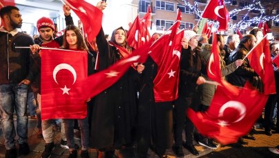 Poważny konflikt na linii Holandia-Turcja, setki demonstrowały przed konsulatem