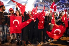 Poważny konflikt na linii Holandia-Turcja, setki demonstrowały przed konsulatem