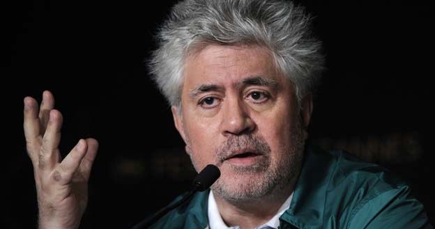 Poważny Pedro Almodovar podczas konferencji prasowej w Cannes /AFP