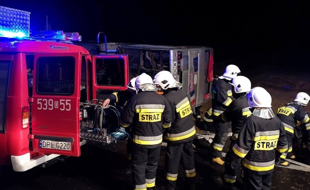 Poważny wypadek autokaru na Dolnym Śląsku. 1 osoba zginęła, 19 jest poszkodowanych