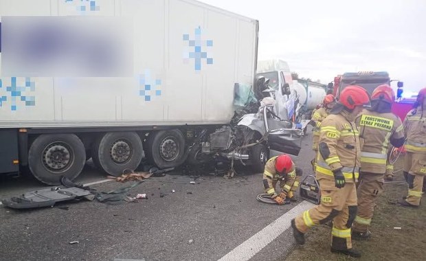 Poważny wypadek na A2. Zderzyły się trzy ciężarówki, lądował LPR