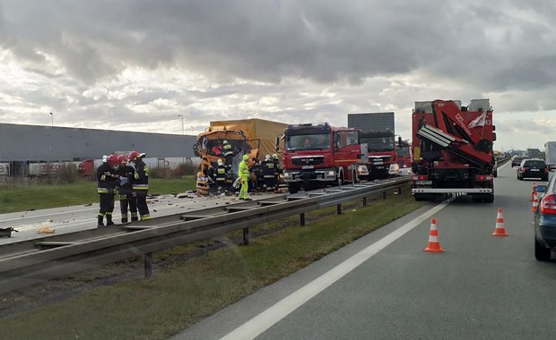 Poważny wypadek na autostradzie A2 z udziałem 2 ciężarówek