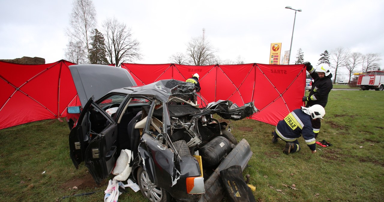 Poważny wypadek pod Słupskiem. Jedna osoba zginęła, trzy zostały ranne