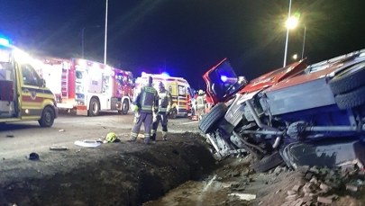 Poważny wypadek pod Warszawą z udziałem wozu strażackiego. Jedna osoba zginęła