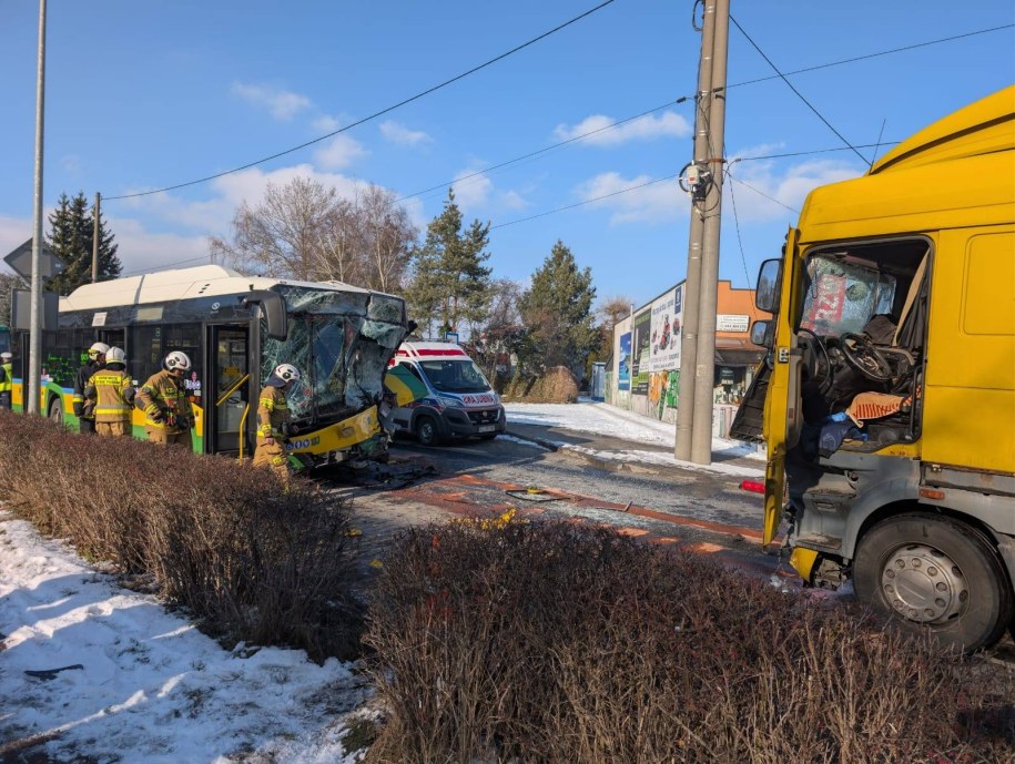 Poważny wypadek w Bełchatowie; zdjęcie z miejsca zdarzenia /Powiat Bełchatowski /