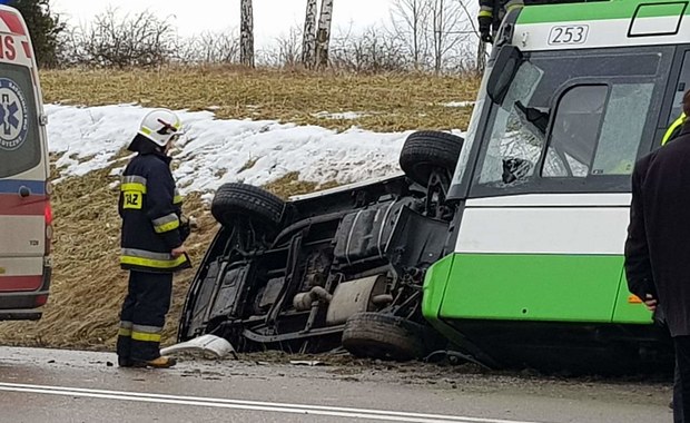 Poważny wypadek w Białymstoku. Osobówka uderzyła w autokar