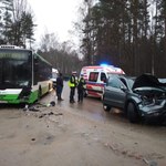 Poważny wypadek w Białymstoku. Zderzył się autobus z osobówką