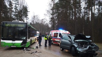Poważny wypadek w Białymstoku. Zderzył się autobus z osobówką