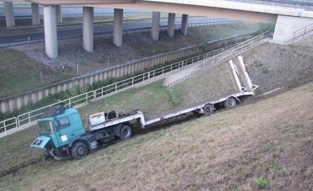 Poważny wypadek w Krakowie, ciężarówka zjechała ze skarpy