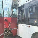 Poważny wypadek w Toruniu. Zderzyły się tramwaj i autobus