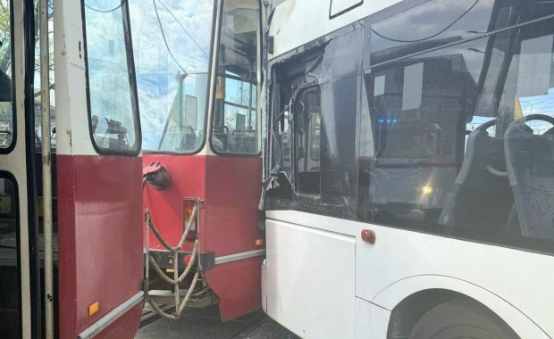 Poważny wypadek w Toruniu. Zderzyły się tramwaj i autobus