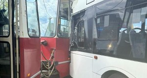 Poważny wypadek w Toruniu. Zderzyły się tramwaj i autobus