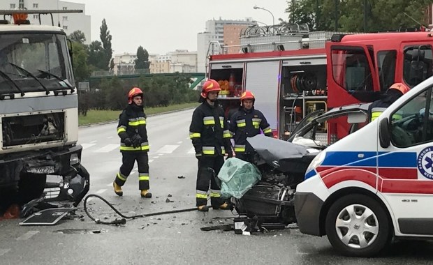 Poważny wypadek w Warszawie. Samochód zderzył się z dźwigiem
