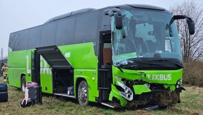 Poważny wypadek z udziałem autokaru. Kilka osób w szpitalu