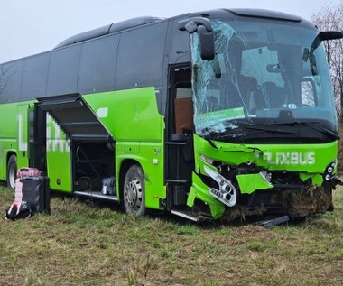 Poważny wypadek z udziałem autokaru. Kilka osób w szpitalu
