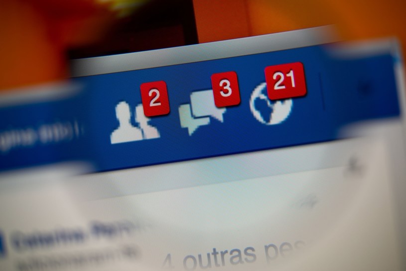 Powiadomienia i zaproszenia do grona facebookowych znajomych cieszą bardziej niż realne kontakty? /123RF/PICSEL