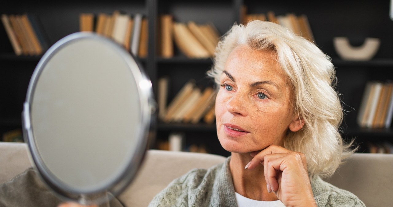 Powiedz jedną dobrą rzecz o sobie swojemu odbiciu w lustrze. Uruchomisz proces pozytywnych emocji w mózgu /123RF/PICSEL