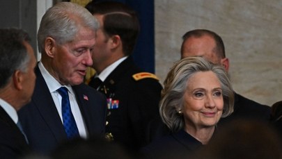 Powiedzą wszystko, ale chcą to zrobić publicznie. Clintonowie żądają jawności