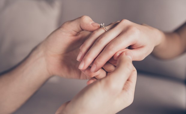 Powiedziała "tak" na środku drogi. Nietypowe oświadczyny podczas kontroli drogowej 