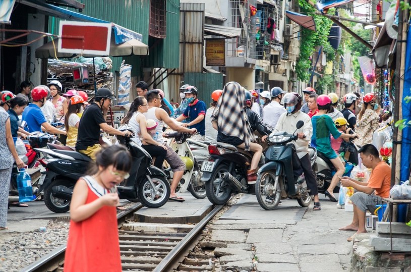 Powiedzieć, że ruch uliczny w Wietnamie potrafi zaskoczyć, to nic nie powiedzieć... /123RF/PICSEL