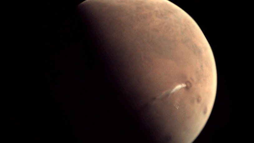 Powiększa się dziwna smuga nad wulkanem Arsia Mons na Marsie /Geekweek