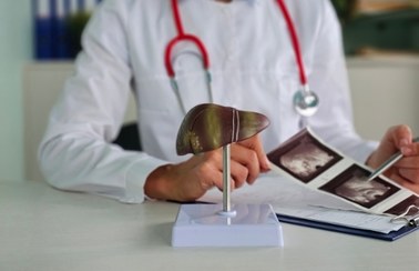 Powiększona wątroba może być oznaką poważnej choroby. Oto przyczyny
