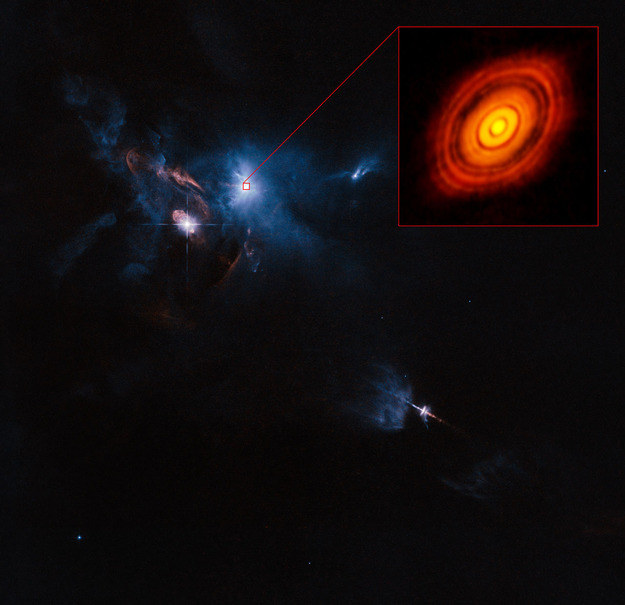Powiekszony obraz dysku wokół HL Tauri na tle zdjęcia otoczenia gwiazdy, wykonanego przez teleskop Hubble'a. Źródło: ALMA (ESO/NAOJ/NRAO), ESA/Hubble and NASA / Judy Schmidt /materiały prasowe