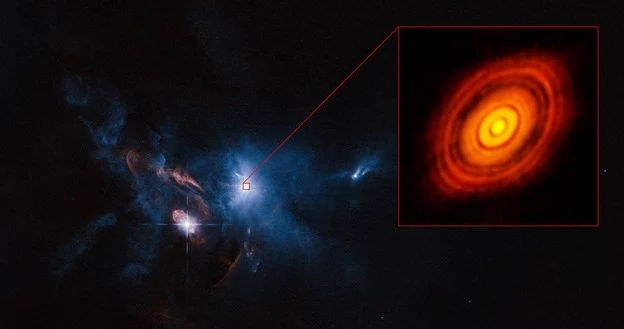 Powiększony obraz dysku wokół HL Tauri na tle zdjęcia otoczenia gwiazdy, wykonanego przez Kosmiczny Teleskop Hubble'a. /ALMA (ESO/NAOJ/NRAO), ESA/Hubble and NASA / Judy Schmidt /materiał zewnętrzny