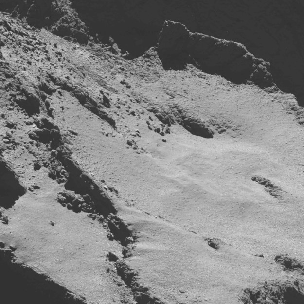 Powierzchnia jądra komety 67P z odległości około 5 kilometrów /ESA/Rosetta/MPS for OSIRIS Team MPS/UPD/LAM/IAA/SSO/INTA/UPM/DASP/IDA /materiały prasowe