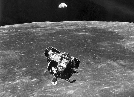 Powierzchnia Księżyca - w tle lądownik Apollo i Ziemia /AFP