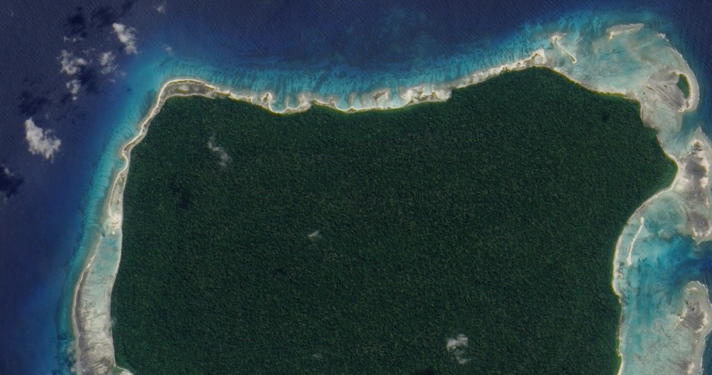 Powierzchnia szczelnie przykryta lasem – tak wygląda wyspa Sentinel z lotu ptaka /https://earthobservatory.nasa.gov/images/42136/north-sentinel-island-andaman-sea /Wikimedia