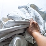 Powieś w pokoju podczas upału. Szybki sposób na ochłodzenie powietrza 