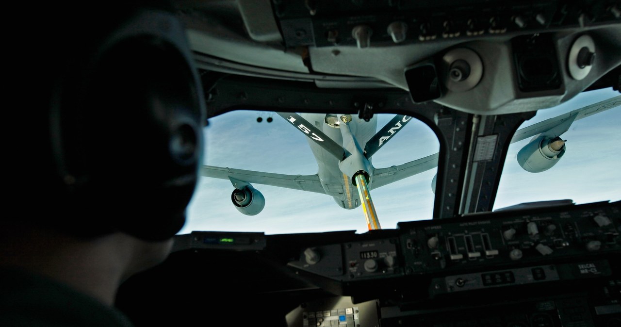 Powietrzne tankowanie samolotu jest niezwykle trudne /Chip Somodevilla/Getty Images /Getty Images