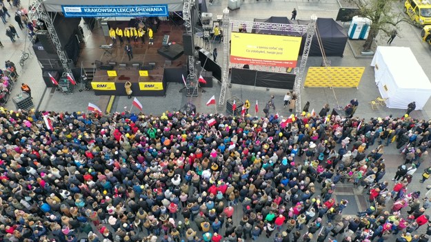 Powiewają biało-czerwone flagi, a tłum śpiewa razem z artystami /Jacek Skóra /RMF FM