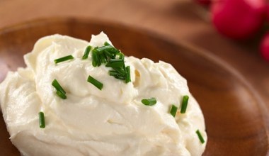 Powinien być w lodówce u każdego seniora. Regularne jedzenie poprawia gęstość kości, wzmacnia mięśnie