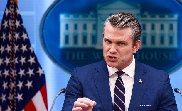 "Powinni przestać gadać i wsiąść do łodzi". Cierpkie słowa Hegsetha