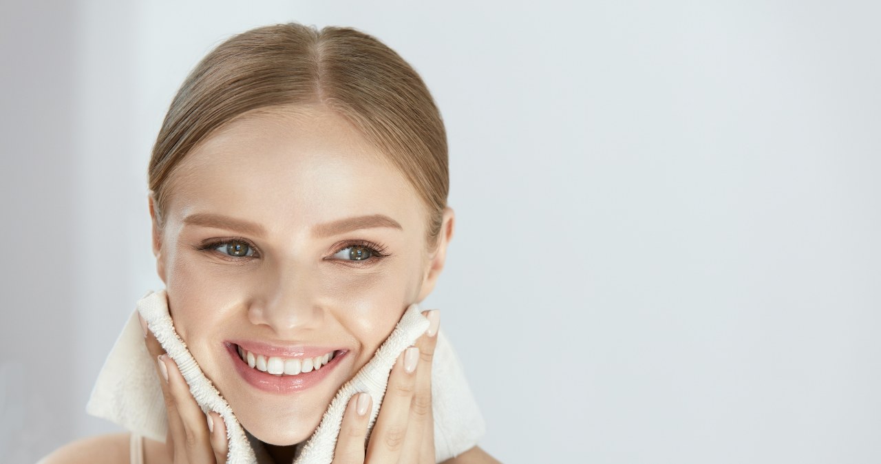 Powinniśmy codziennie używać innego ręcznika do wycierania twarzy /123RF/PICSEL