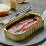 dieta Powinniśmy jeść często, zwłaszcza seniorzy. Zdrowa ryba z puszki ma dużo białka i dba o serce