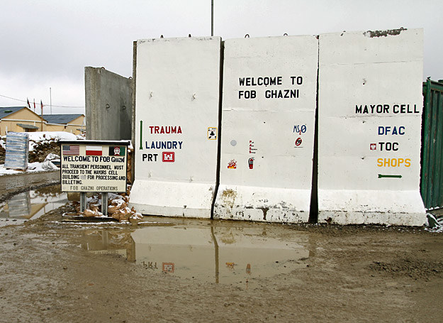Powitalna ściana przy wjeździe z lądowiska śmigłowców do części mieszkalnej bazy Ghazni /Marcin Wójcik