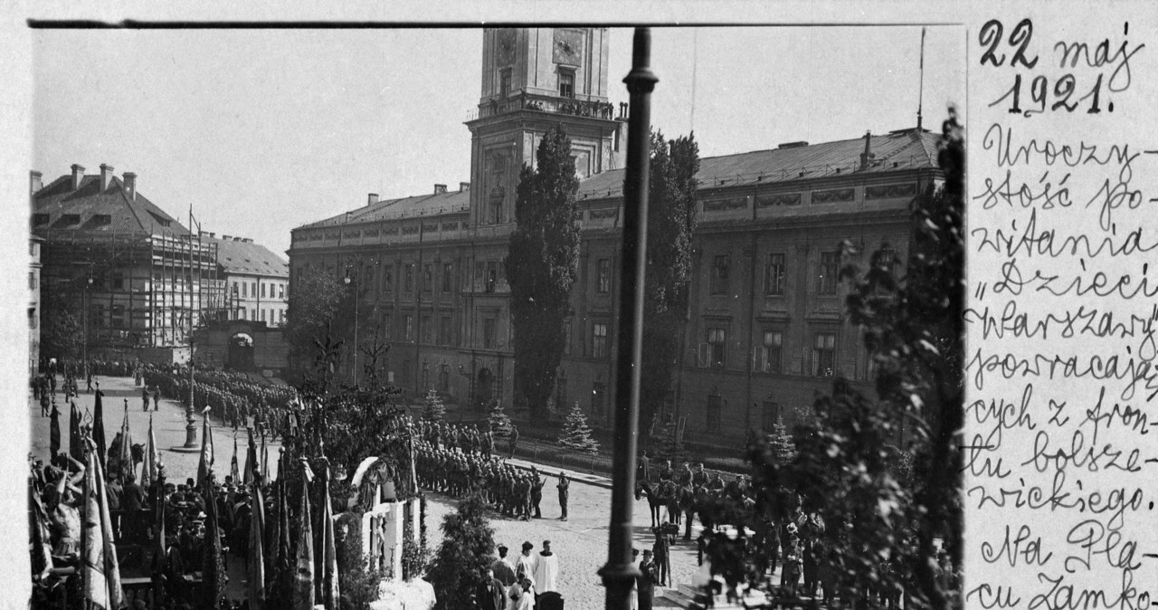 Powitanie "Dzieci Warszawy" - oddziałów polskich powracających z wojny polsko-bolszewickiej - na placu Zamkowym. Reprodukcja pocztówki niepodległosciowej. / Miroslaw Stankiewicz /Agencja FORUM