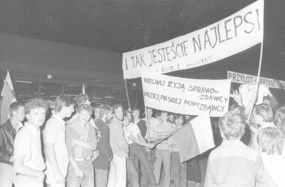 Powitanie na lotnisku Okęcie reprezentacji Polski po przylocie z Mistrzostw Świata w piłce nożnej w Hiszpanii /Wojciech Frelek /PAP