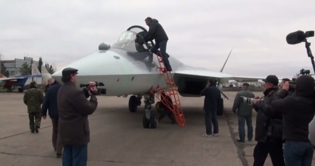 Powitanie pilota samolotu Suchoj T-50 /materiały prasowe