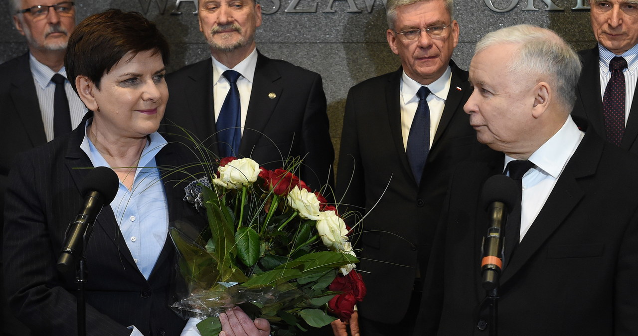 Powitanie premier Szydło na warszawskim lotnisku